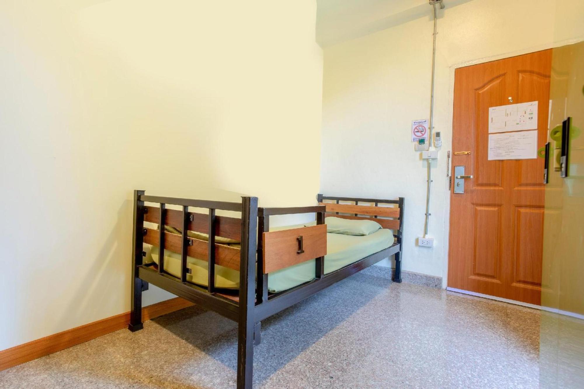 Oyo 928 Leaf Hostel Chiang Mai Esterno foto
